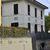 A sinistra costeggiamo un edificio in stile liberty: � uno degli storici �villini postelegrafonici�